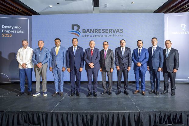 Presidente ejecutivo de BR, doctor Leonardo Aguilera junto a ejecutivos en el Desayuno Empresarial.