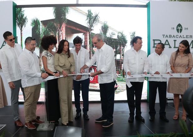 Presidente Luis Abinader junto a la familia Blanco y autoridades, en el corte de cinta que formaliza la apertura.