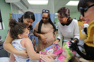 Primera Dama entrega juguetes a infantes del hospital Robert Reid Cabral