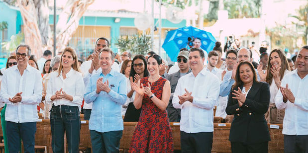  José Mármol, Chabela León de Bisonó, Víctor –Ito- Bisonó, Raquel Arbaje, Christopher Paniagua, Julia Drullard y Fermín Brito.
