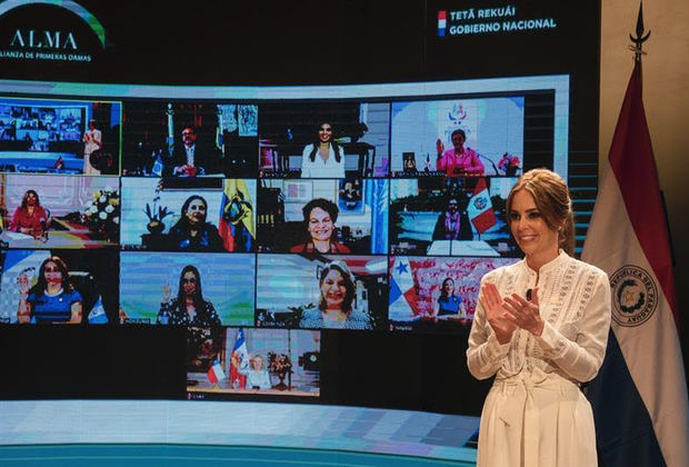 La primera dama de Paraguay Silvana Abdo aplaude este martes al finalizar la Primera Cumbre Virtual de Primeras Damas, en el Salón de Convenciones del Banco Central en Asunción (Paraguay). 