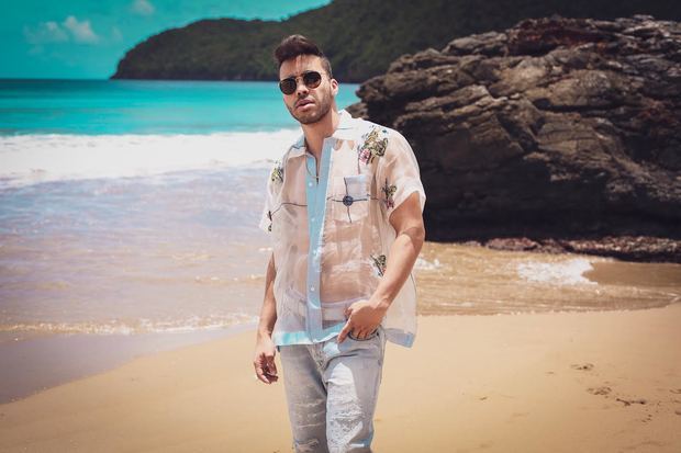 La superestrella latina multiplatino Prince Royce estrena su nuevo sencillo y video 'Morir Solo'.