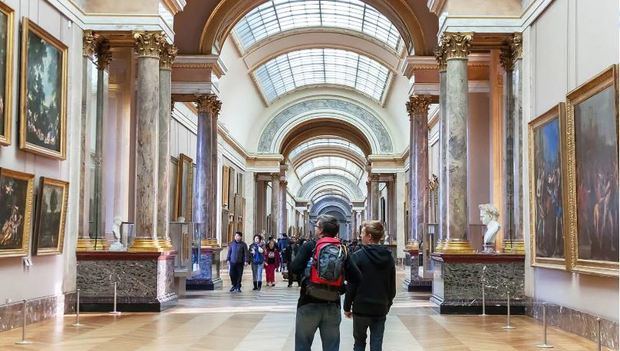 Una de las exposición permanente del  Museo Louvre.