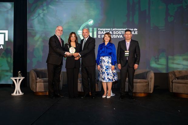 Alejandro Fernández W., Josefina Navarro, Fidelio Arturo Despradel, Rosanna Ruiz y Jorge Saza.