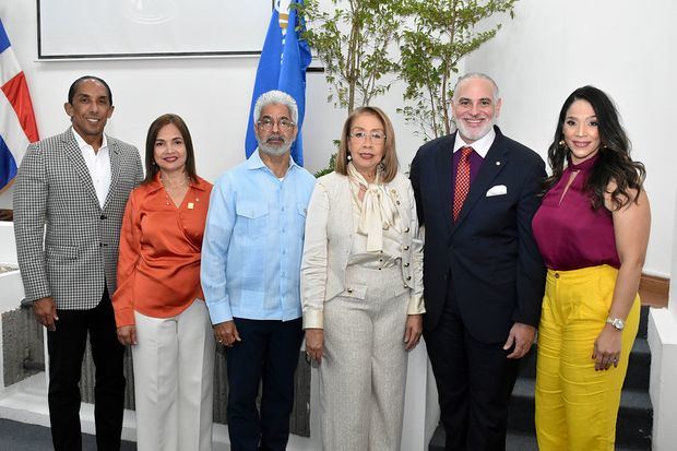 Darwin Rosario Acosta, Marilis Pérez, Héctor Díaz, Olga v. Acosta, Osvaldo Olguín y Paola Rosado.