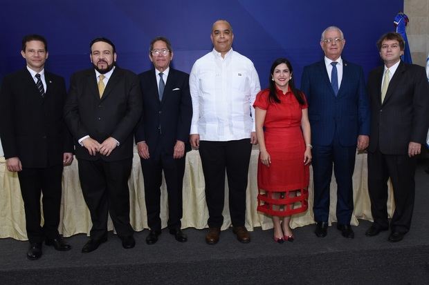 Edwin Espinal, Miguel Reyes Sánchez, Fernando González Nicolás, Opinio Díaz, Rafael Espaillat, Biviana Riveiro y Ricardo Koenig.
