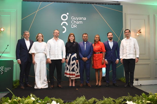 Ramon Caceres, Isabel P uig, Miguel Angel Gonzalez, Raquel Peña, Peter Ramsaroop, Lily Foo, Hugo Perez y Roberto Herrera.