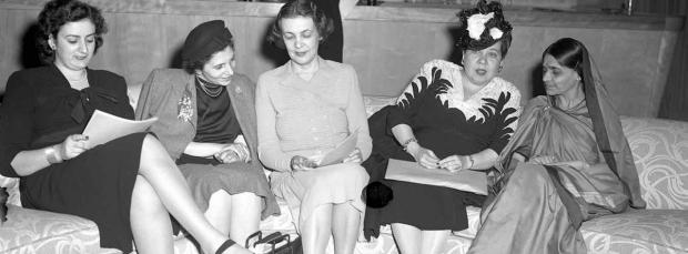 Fryderyka Kalinowski (Polonia), Bodgil Begtrup (Dinamarca), Minerva Bernardino (República Dominicana) y Hansa Mehta (India), delegadas de la Subcomisión de la Condición Jurídica y Social de la Mujer, mayo de 1946 en Nueva York. 