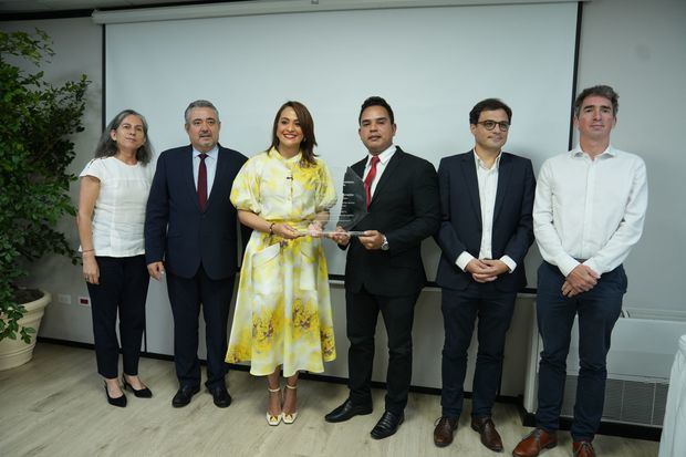 Yayo Sanz Lovatón, reconocido por GBH por modernización aduanera.