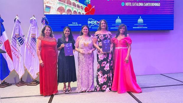 Miguelina Baldera, vicepresidenta WWTS, Addys Then Marte, viceministra Técnica de Planificación y Desarrollo del Ministerio de la Mujer, Nancy Rodríguez, coordinadora General WWTS, Rossy Escotto, presidenta de la FEM y Ángela Howell, presidenta de la WWTS.
