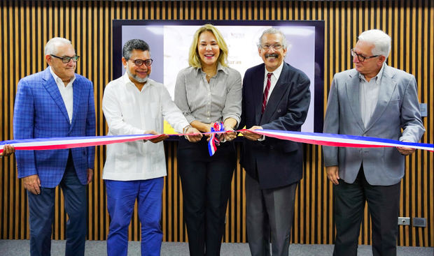 Marcial Najri, Carlos Andújar, Milagros Germán, Josè G. Guerrero y Vetilio Alfau Hijo, mientras cortan la cinta que deja formalmente abierto al público ambos espacios.