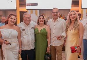 Michelle Amelia León, Hendrik Kelner, Michelle León, Guillermo León y Daniela León