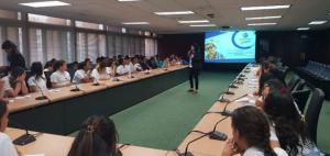 Estudiantes reciben charla sobre manejo de finanzas personales