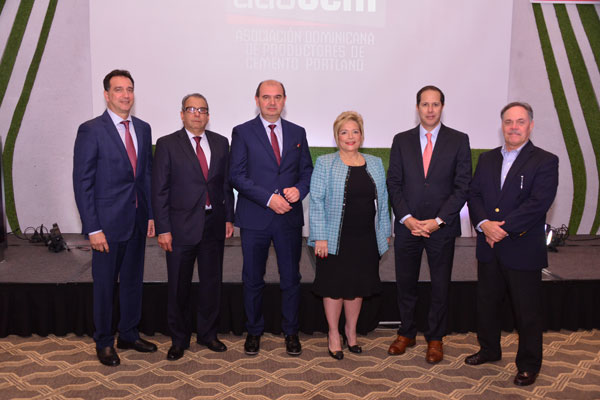 Empresarios durante la presentación del informe