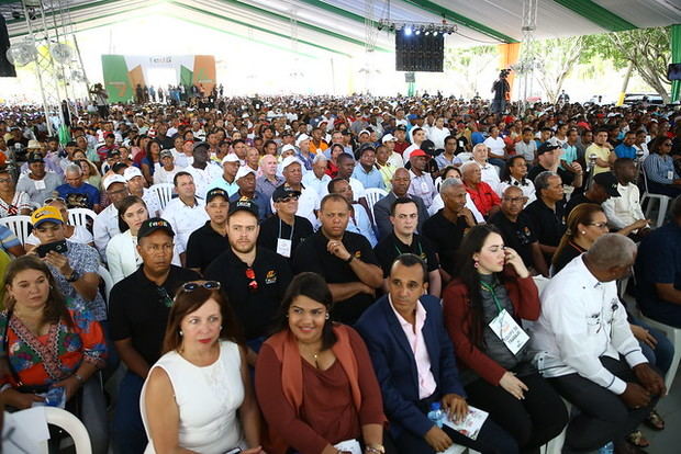 Productores agrícolas durante el acto de reconocimiento a Medina.