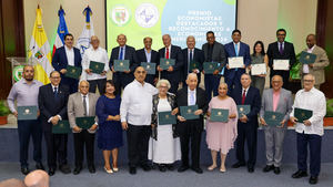 La UCSD y Codeco rinden homenaje a 32 economistas destacados en la R. Dominicana