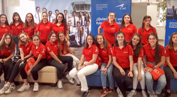35 chicas en 4º de la ESO, 1º y 2º de bachillerato han podido conocer en primera persona profesiones como técnico de mantenimiento, piloto o ingeniero aeronáutico. 