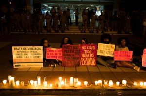 Decenas de dominicanos protestan contra los feminicidios ante la Procuraduría