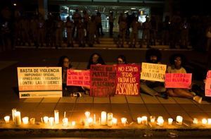 Decenas de dominicanos protestan contra los feminicidios ante la Procuraduría