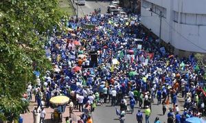 Cientos de dominicanos van a las calles contra la reforma para reelegir a Medina