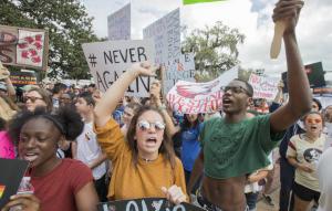 Estudiantes en EE.UU. protestan contra la violencia con armas de fuego