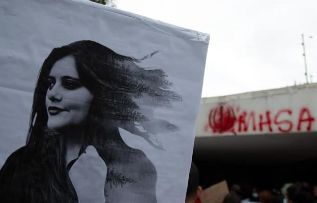 Fotografía de un cartel que muestra una imagen de Mahsa Amini, en una manifestación afuera de la embajada de Irán en Ciudad de México (México).