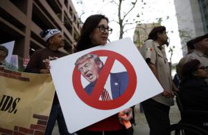 Visita de Trump a California genera manifestaciones a favor y en contra