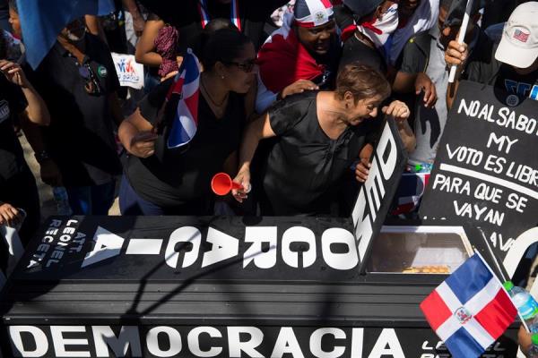 Miles de personas protestan este jueves en la Plaza de la Bandera, en la manifestación más multitudinaria de las últimas semanas, en Santo Domingo (República Dominicana). 