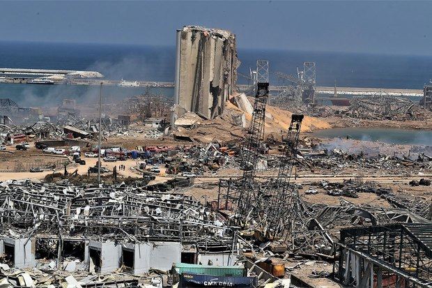 Edificios destruidos, manchas de sangre en un asfalto cubierto con vidrios rotos y un aire pesado a la respiración marcaban hoy el camino hacia el desolador hueco que queda en el puerto de Beirut tras la explosión que ayer dejó al menos 135 muertos y al Líbano sumido en el dolor y la indignación.