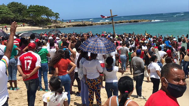 Multitud se reúne en Puerto Plata por peregrino que profetiza fin de COVID-19.