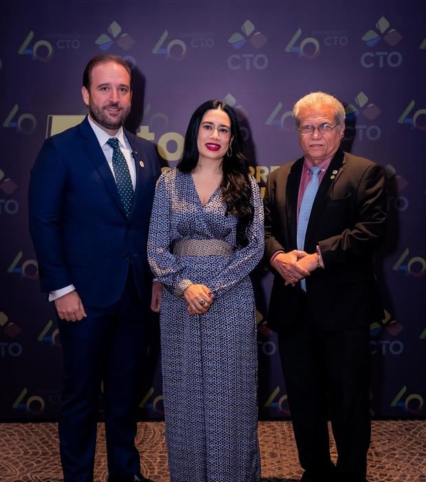 Raúl Dìaz, doctora Aurelina Mayol y el doctor Waldo Ariel Suero.