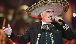 Vicente Fernández se mantiene débil pero despierto tras caí­da en México