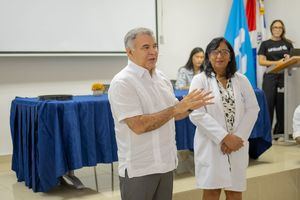 Recibimiento por los doctores Mabel Elizabeth Jones Luciano, directora del Hospital y Martín Ortiz, director Materno Infantil y Adolescente del Servicio Nacional de Salud (SNS).