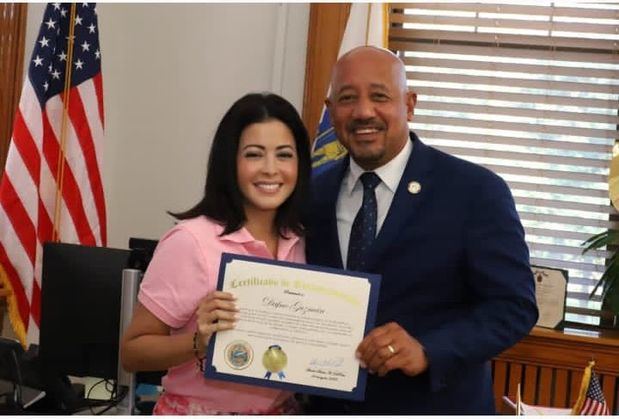 Dafne Guzmán recibe reconocimiento.