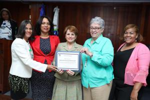 Fundación de Mujeres para el Desarrollo de San Juan recibe reconocimiento