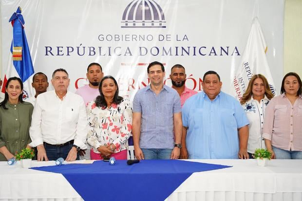 Recorrido del ministro en Azua y encuentro con las autoridades de esta provincia para abordar temas de interés cultural.