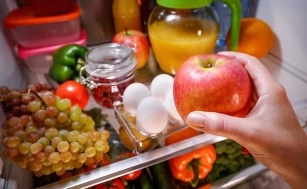 Organiza los alimentos en tu refrigeradora para prolongar su frescura.