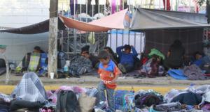 Aumenta desesperación de migrantes en México al escasear agua y alimentos 