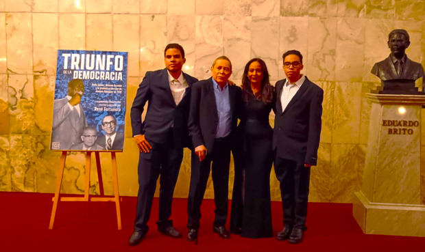 René Fortunato con sus hijos René y Diego y Matty Vasquez, esposa y compañera de producciones. 