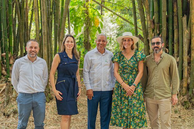 Eco-Bahia y Jardín Botánico firman acuerdo por la biodiversidad.