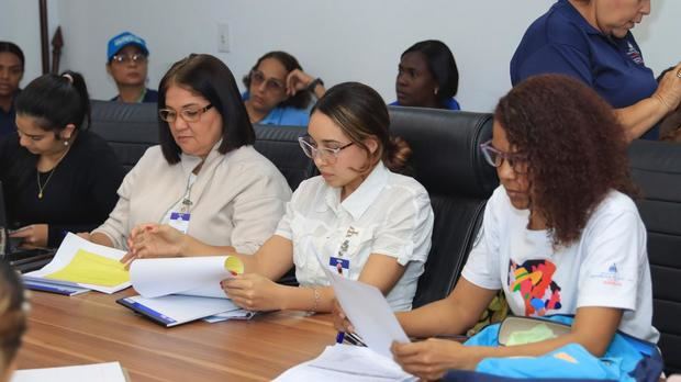 Representantes de las instituciones que conforman la comisión interinstitucional que brinda atención integral a familias afectadas por tragedia en Jet Set.