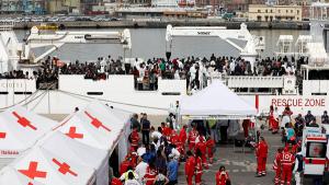 Italia permite a los 177 inmigrantes atracar en el puerto, pero no desembarcar