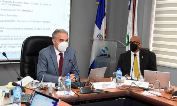 El ministro de Trabajo,  Luis Miguel De Camps en reunión con miembros del CNSS.