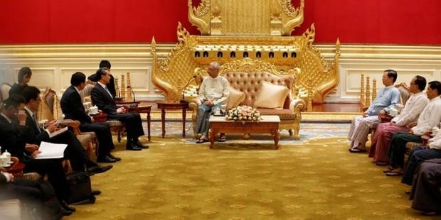 El presidente de Myanmar Htin Kyaw C en reunión con el ministro del Exterior de China Wang-Yi.
