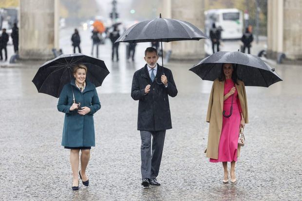 De izquierda a derecha, la alcaldesa de Berlín, Franziska Giffey, y los reyes de España, durante una visita hoy a la Puerta de Brandenburgo.