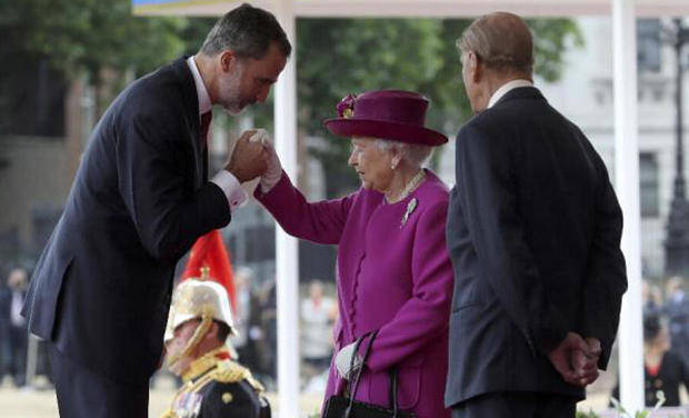 Felipe VI saluda la la Reina Elizabeth II.