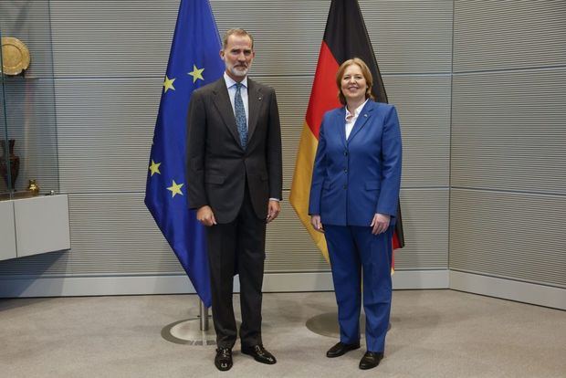 La presidenta del Bundestag, Baerbel Bas (d), junto al rey de España, esta mañana en Berlín.