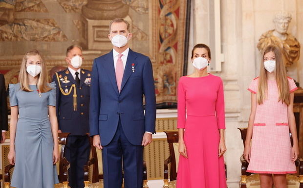 La Familia Real en el salón de columnas durante la interpretación del himno nacional.