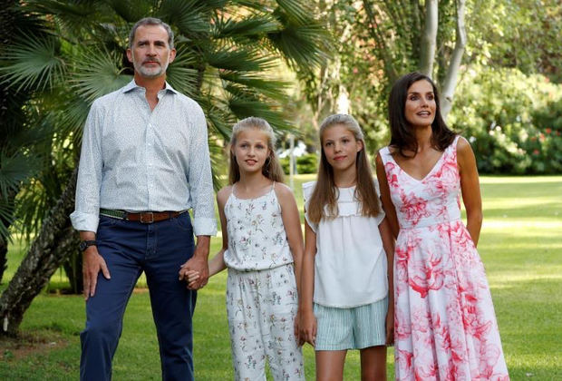 Los reyes acompañados de sus hijas, la princesa Leonor,2ºi., y la infanta Sofía, 2ºd., en los jardines del Palacio de Marivent donde han posado para los medios en la tradicional sesión fotográfica de verano.