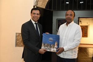 Ministro de Cultura visita el Centro Cultural Banreservas
